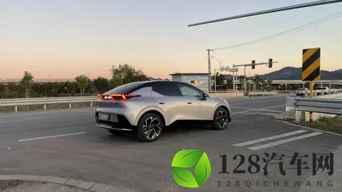 讨论度高的纯电精致SUV，银色的领克Z20难断原厂或改装-1