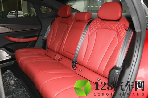 C级轿车再添“黑马”！置换补贴10000元，黄金增程+雪豹四驱，香-3