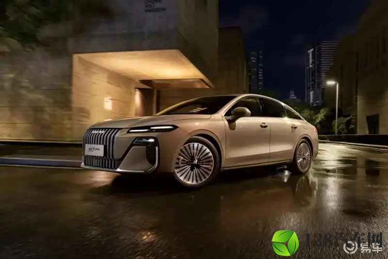 荣威M7 DMH搭豆包大模型,活人感车机成最大亮点-1