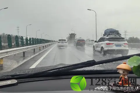 雨天开车不是“慢就行”！这3个灯光误区、4个停车禁忌，能救一命-2