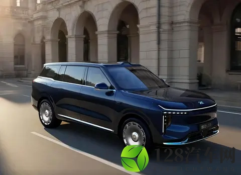 又一款旗舰SUV预售，配3把零重力座椅，增程车纯电续航可达402km-1