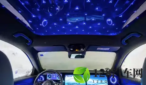 全新一代梅赛德斯-奔驰GLB内饰官图发布 搭载三连屏设计-1