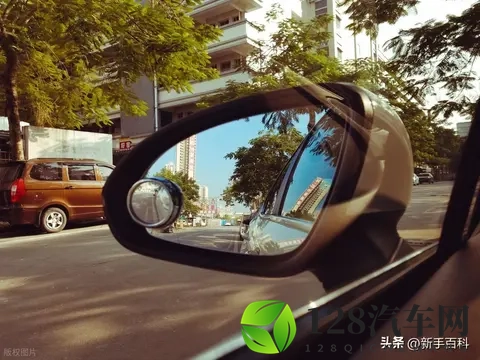 为什么倒车后视镜自动下翻功能被公认为鸡肋？替代它只要几块钱！-2