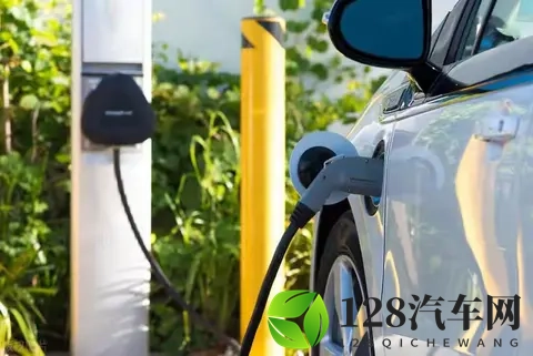 从油车换成电车,一年后才明白这2个道理,电池干不过油箱!-1