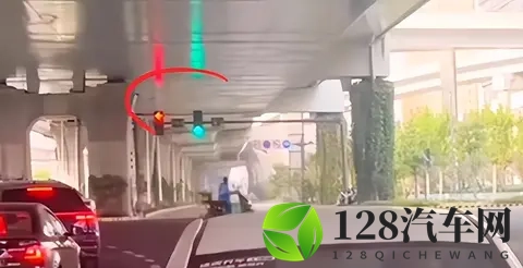 司机绿灯不走停车长达20秒，被罚200元扣6分，交警回应-1