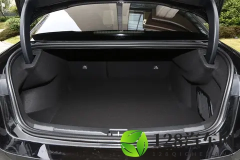 赛道基因与日常的平衡：第三代领克 03 如何重塑紧凑级燃油轿车市场-1