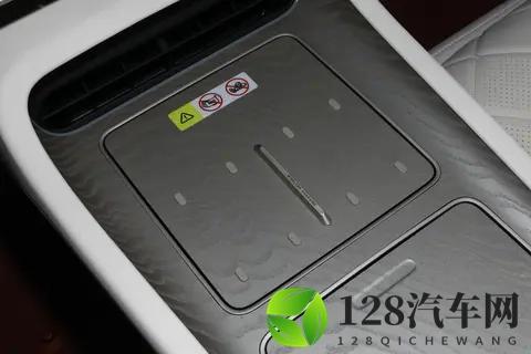 试驾阿维塔12,3020mm轴距+65L车载冰箱,空间配置都拉满-1