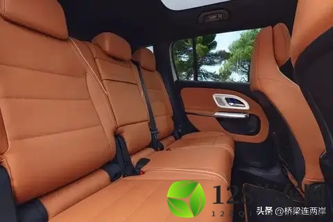 奔驰GLB换代跌破30万？三联屏星空顶全给齐-1