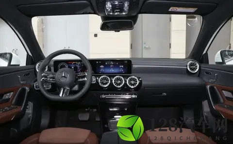 采用13T+7DCT动力组合，定位紧凑型车，25款奔驰A级怎么选？-2