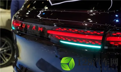 国产豪华旗舰SUV新王炸！岚图旗舰泰山亮相郑州国际车展-3