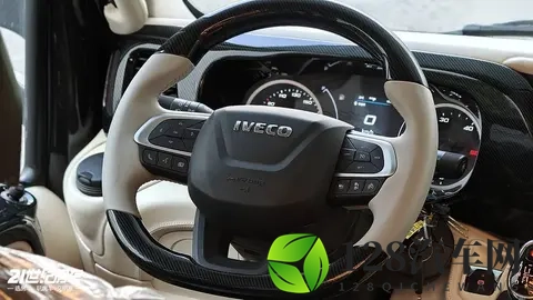 60万预算,别乱花！先看看由进口依维柯底盘打造的新星C600MAX房车-1