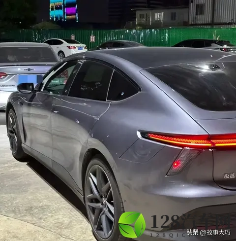 77万提走14万的新能源车！年轻人买“倒闭车”是精明还是犯傻？-3