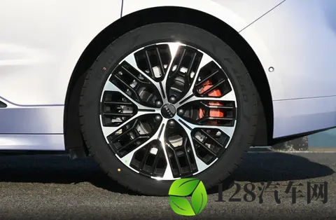 2698万起售，标配900V高压快充平台技术，这款中大型车怎样？-2