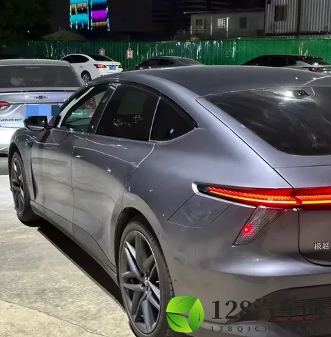 “开10万公里就回本了”？突然火了！年轻人捡漏倒闭车企“烂尾车”，有人半价买哪吒，有人12万元抄底高合-2