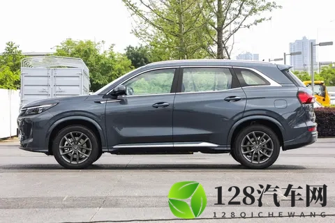 这台 SUV 在 “搞事情”！12 万配齐长续航 + 四驱，同级慌了-2