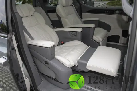 家用MPV推荐极氪009：全家都夸的空间大平层，还有红绿灯计时-2