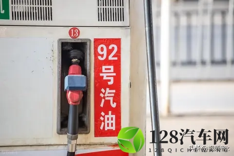 为什么又鼓励大家购买燃油车,新能源不香了?咱看懂这信号了-3