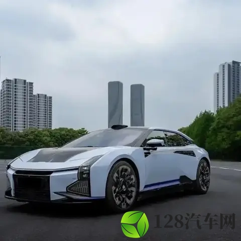 年轻人疯抢“阑尾车”：半价哪吒、12万高合，是赌徒还是清醒？-1