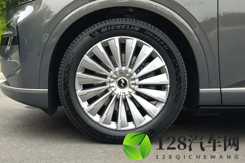 乐道 L90：纯电 + 换电 + 超大前备舱，大五座大三排都绕不开-3