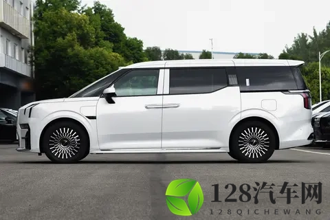 极氪 009 太懂人心!白天接客户撑场面,晚上秒变带娃移动城堡-2