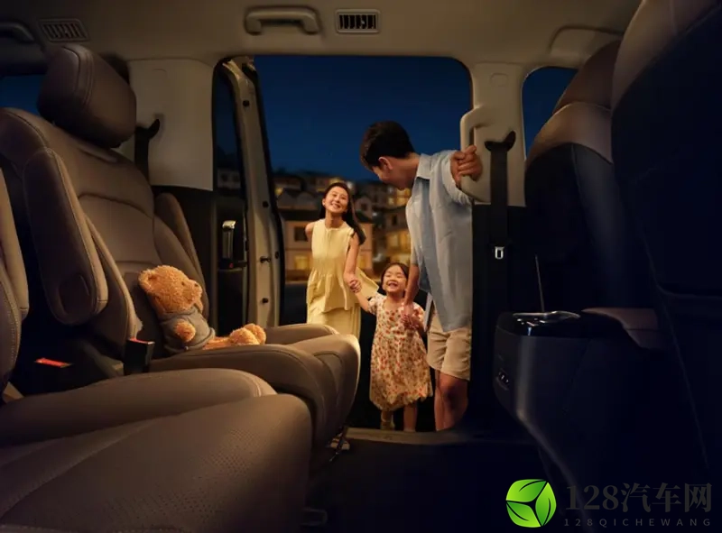 五菱星光730上市:全能舒享7座MPV,73万元起售-1