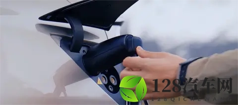 特斯拉Model Y L上线外放电功能,每个车主都免费送!-1