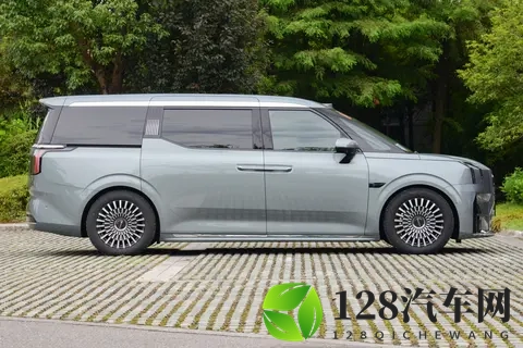 双十一别光囤日用品,给家人选辆“豪华大礼” !极氪009送福利了-1