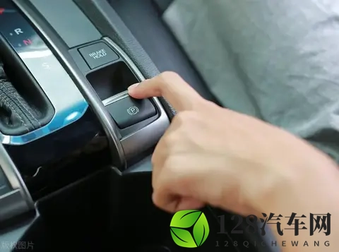 电子手刹的隐藏功能,很多人都还不会用,关键时候有大用!-2