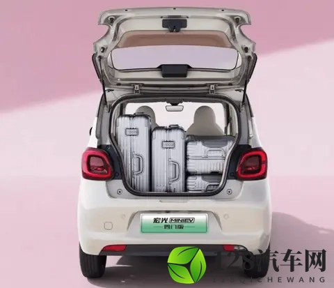 五菱宏光 MINIEV 四门版 301km 臻享 + 款上市：558 万元-1