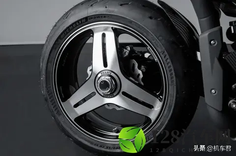 硬！巴博斯1400R，仅售34万，买台玩玩？-2