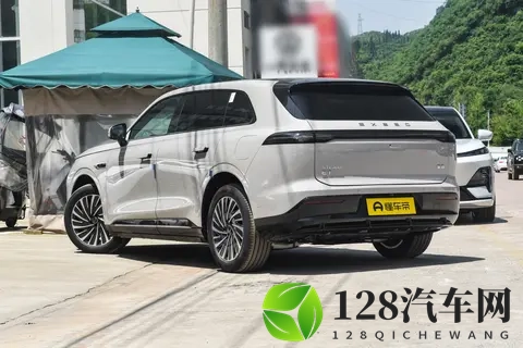 试驾2025款星纪元ET增程Max四驱:豪华实用大五座,全方位深体验-3