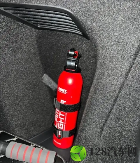 私家车需不需要放灭火器？从必须配备到不再强制标配，经历了什么-1