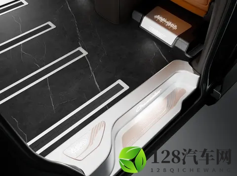 腾势 D9 地板选对超省心！带娃用这航空铝地板，耐磨抗造还显高级-3