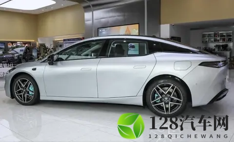 有亮点但不多，广汽昊铂GT推出新车型，提高销量恐怕有点难-3