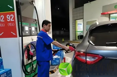 绑定华为冲百万高端！江淮汽车2025转型阵痛与曙光并存-1