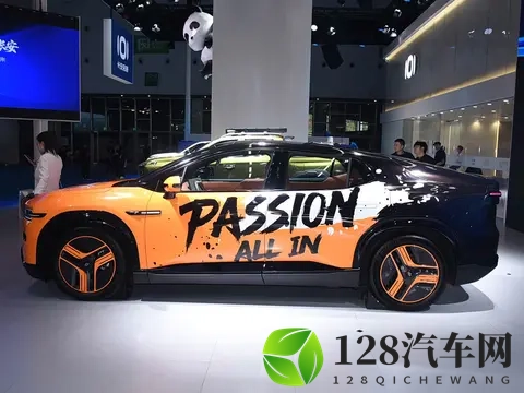 长安全新中大型SUV上市！轿跑跨界外观很动感，配增程_纯电双动力-1