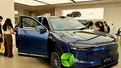 周末逛华为展厅真实一幕:50万的车被抢空,20万的车却无人问津!-3