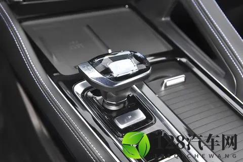 吉利星瑞推出全新版本，加入中国传统文化元素，价格更实惠-1