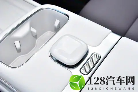 又一全新中大型轿车来袭！1099万起，启源A06开卖，网友：稳了-3