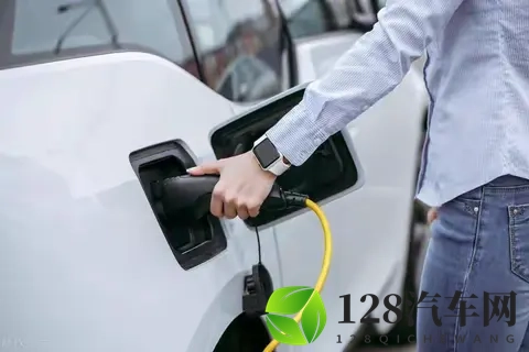 养一辆20万的纯电动车与20万的汽油车,10年的花费会相差多大?-1