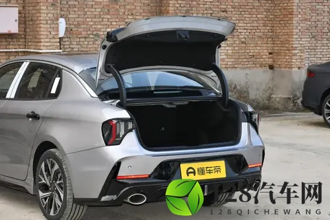 入门即高配！深度体验第三代领克03，10万级家轿的操控之选-2