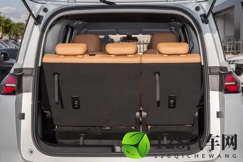 7万级家用车，二孩三孩家庭可以看这款MPV，空间大、舒适性强-1