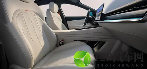 发力了！东风奕派eπ007+ 颜值、智能、操控都有了，还有大彩蛋？-2