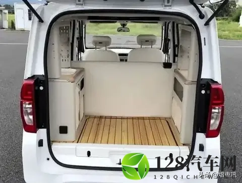 五菱之光新车型曝光，侧滑门 方盒子设计，带厨房和卧室，纯电动力-1