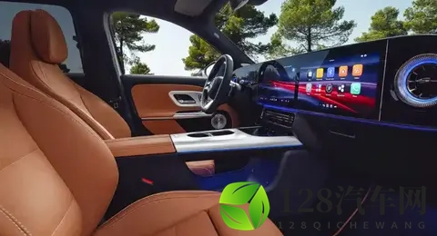 全新一代梅赛德斯-奔驰GLB内饰官图发布 搭载三连屏设计-2