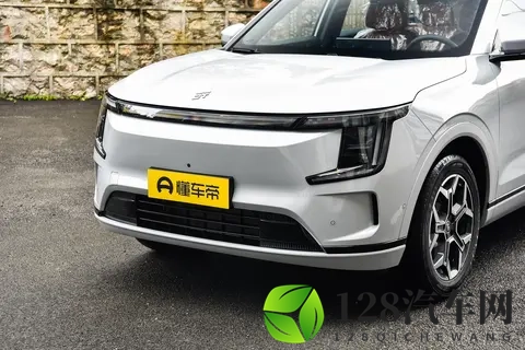 捷途山海L7 PLUS:220km纯电续航+CDC电磁悬挂,这车真香吗?-3