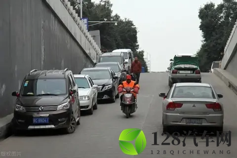 电子手刹的隐藏功能,很多人都还不会用,关键时候有大用!-3