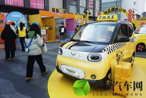 宏光 MINIEV 卖疯了,网友说:这是消费降级了,真的是这样吗?-1