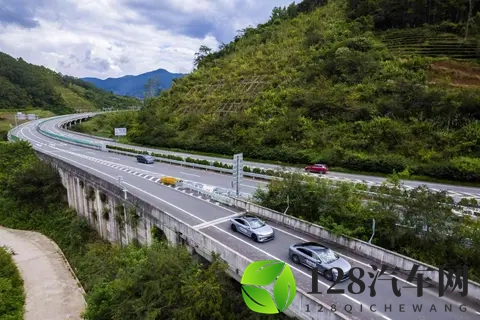 老司机被车“抢”了方向盘，茶马古道上它自己开完全程-2