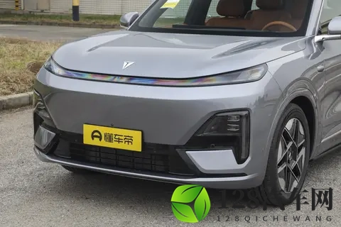 带全家自驾游，大六座SUV怎么选？深蓝S09对比领克900-1